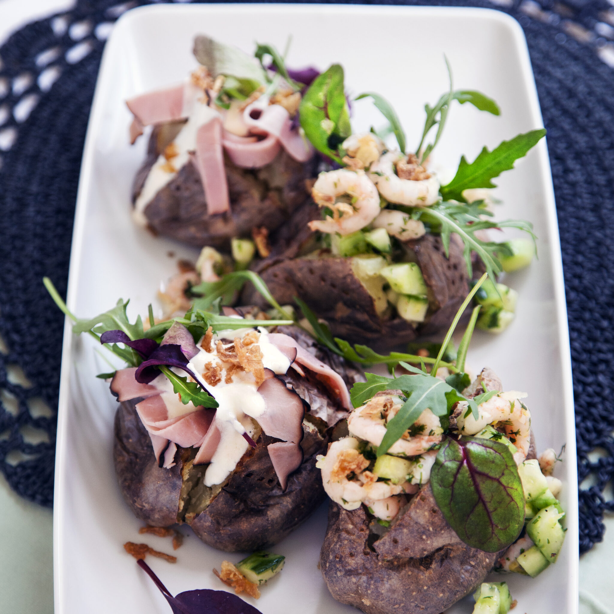 Tinas bakade potatis med marinerad gurka och räkor