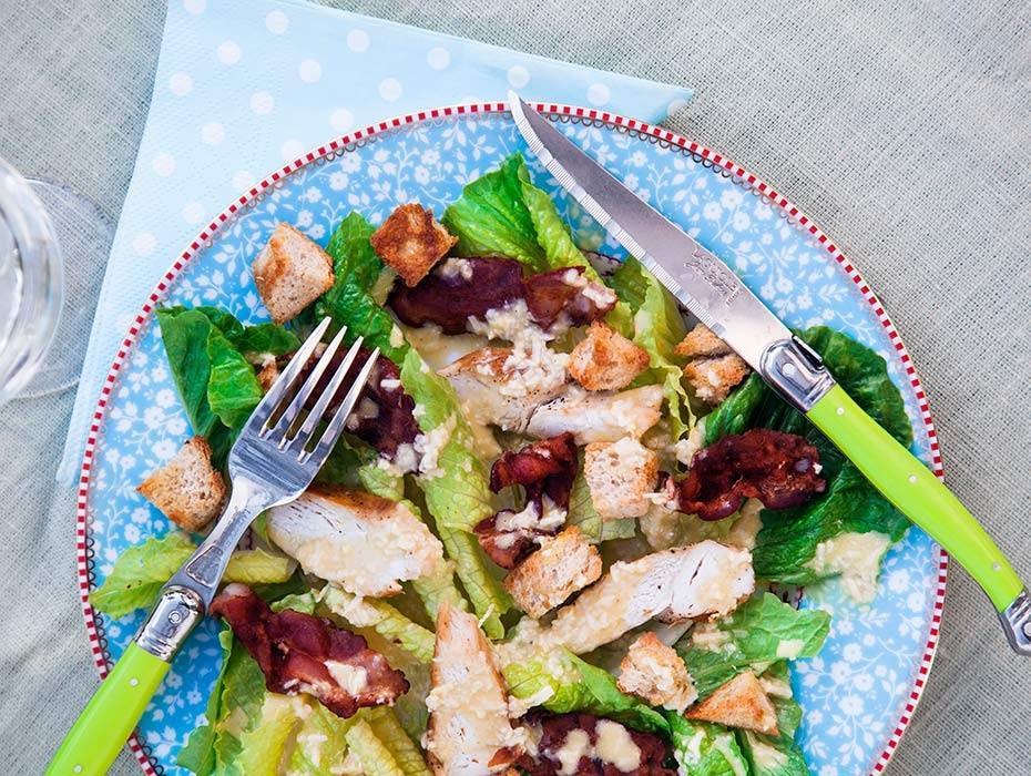 Caesarsallad med kyckling och bacon