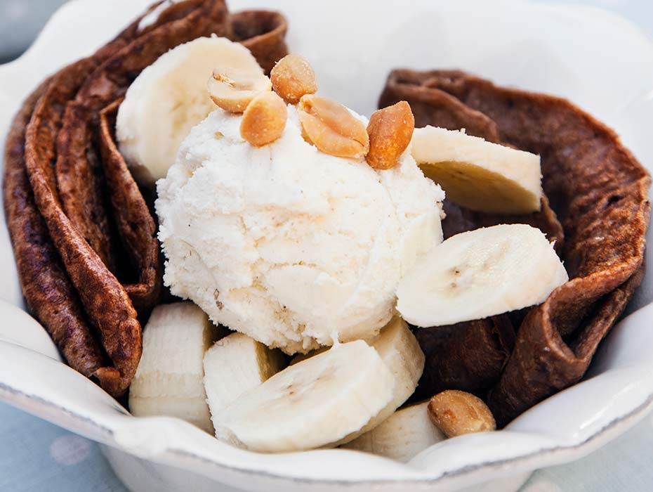 Chokladpannkaka med banan och jordnötter