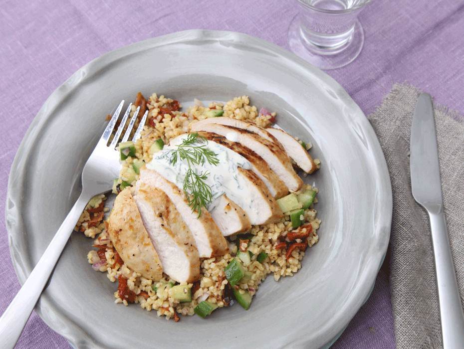 Citrondoftande kyckling med örtsås och tomatbulgur