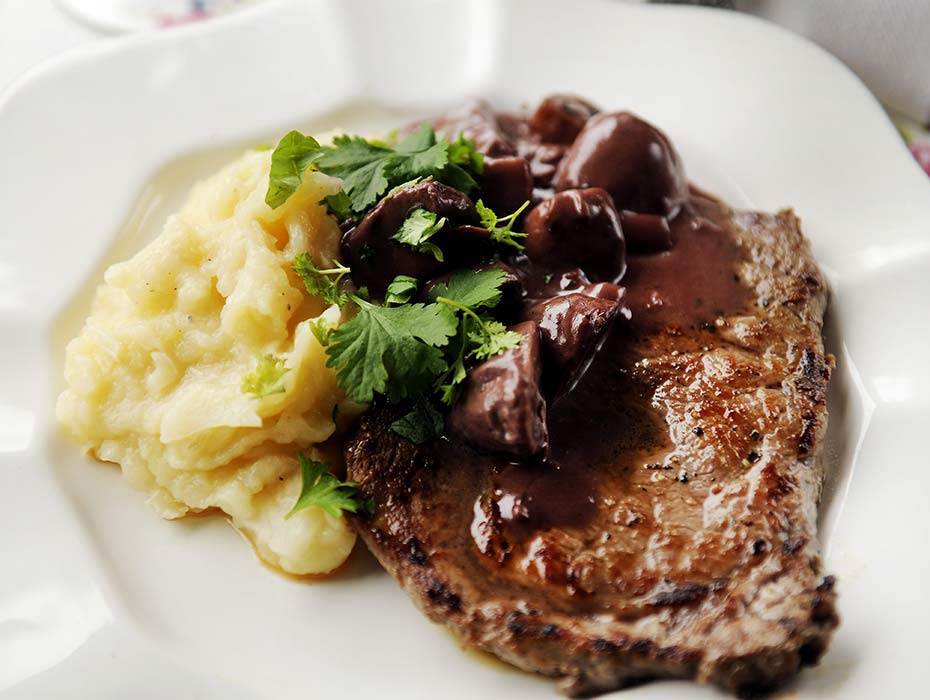 Entrecôte med rödvinskokt svamp och rotfruktsmos