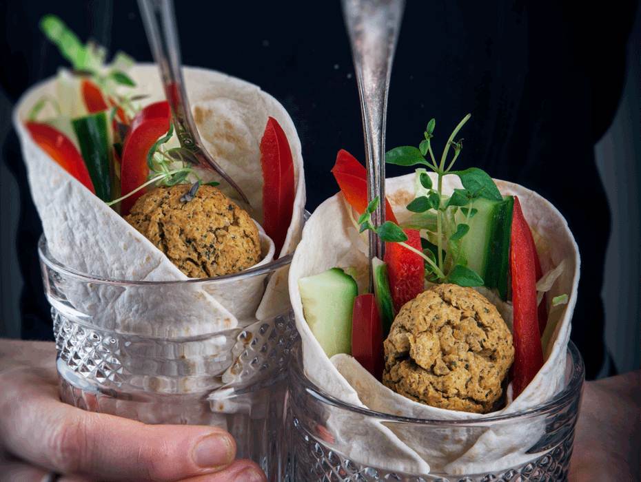 Falafel i tortillabröd med grönsaksstavar och örtsås