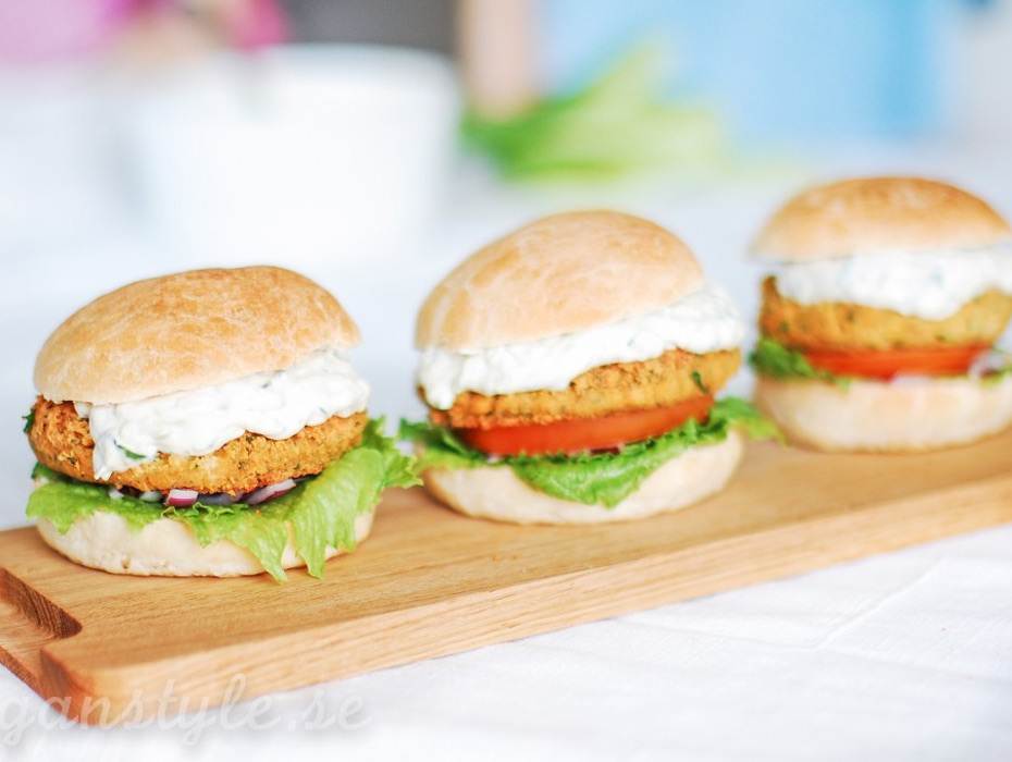 Falafelburgare med cashewtzatziki