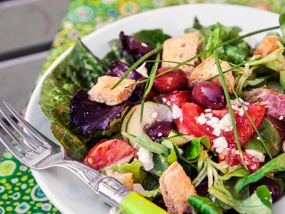 Fetasallad med vitlökskrutonger