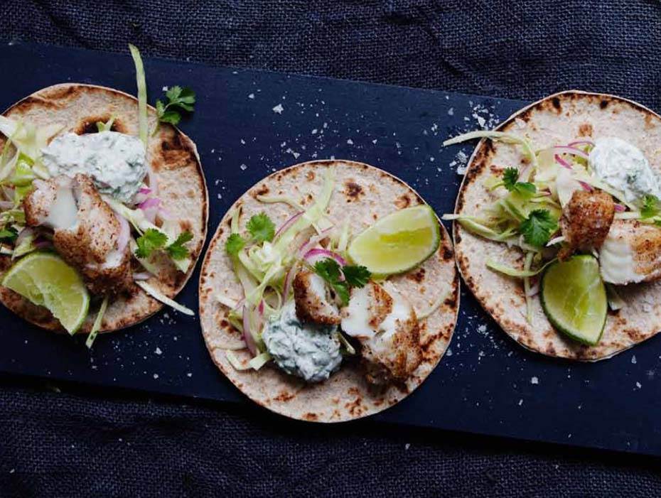 Fisktortilla med vitkål och korianderyoghurt