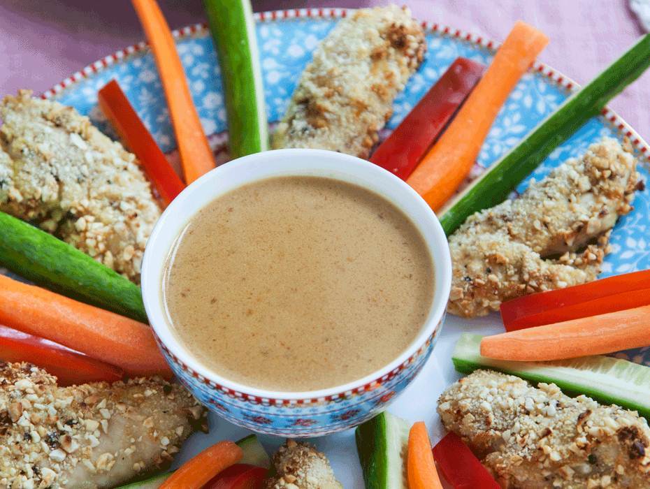 Chicken nuggets med syrlig kokossås och grönsaksstavar
