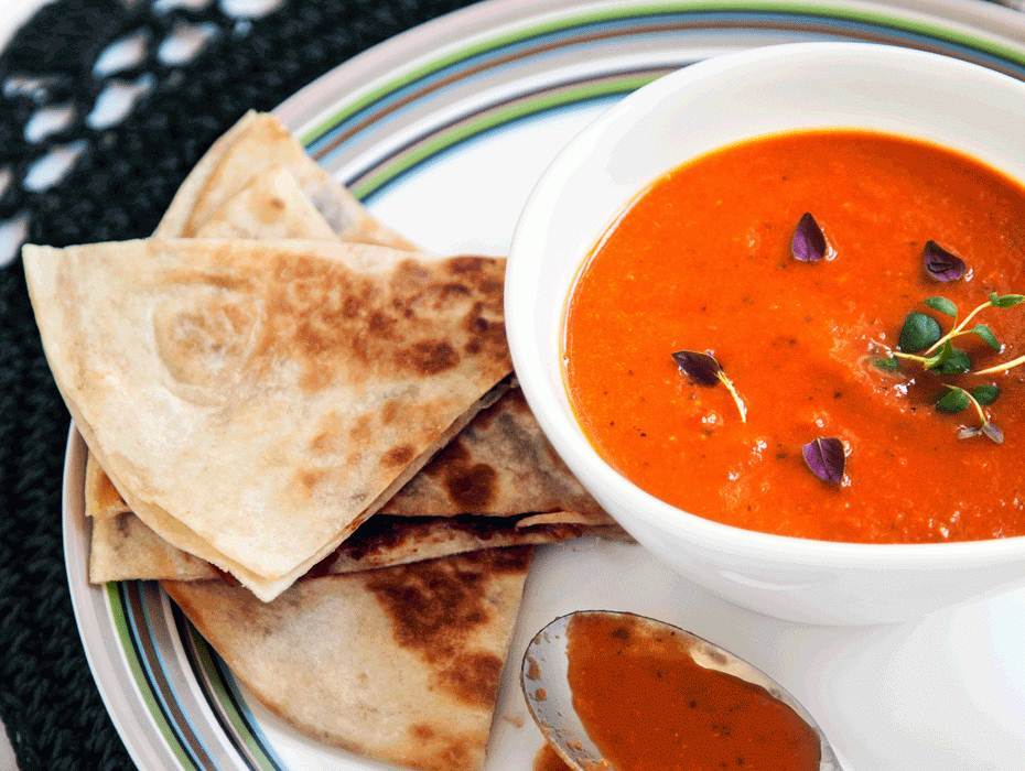 Francescos tomatsoppa med ost- och skinkquesadillas