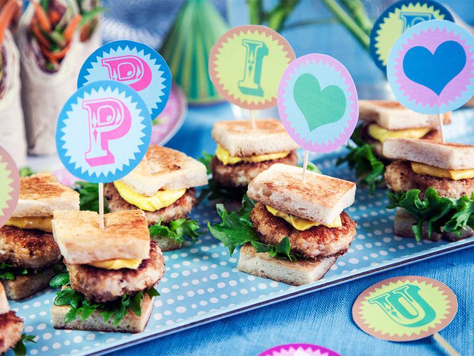 Frasiga kycklingburgare i miniformat med currymajjo