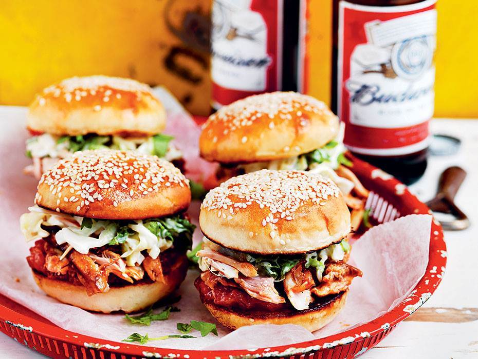Ginas burgare med pulled chicken och coleslaw