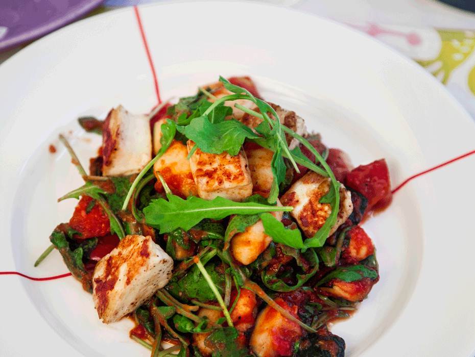 Gnocchi med grönsaksfräs i tomatsås med knaprig halloumi