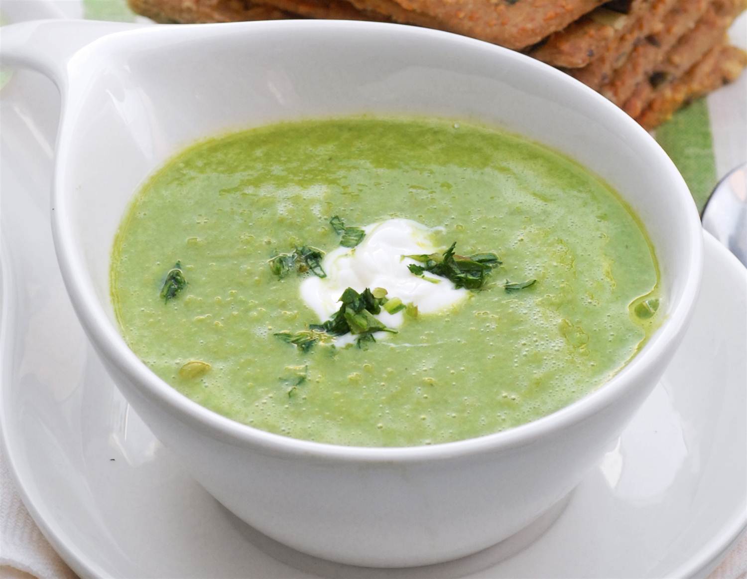 Grön ärtsoppa med färskost på knäcke
