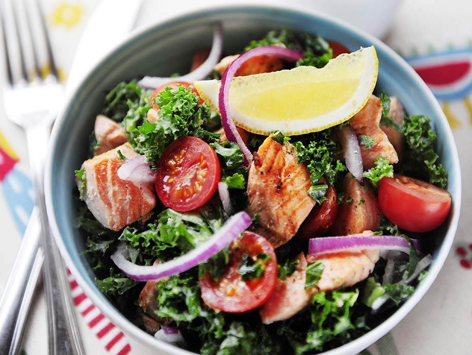 Grönkålssallad med lax och gräddig citrondressing