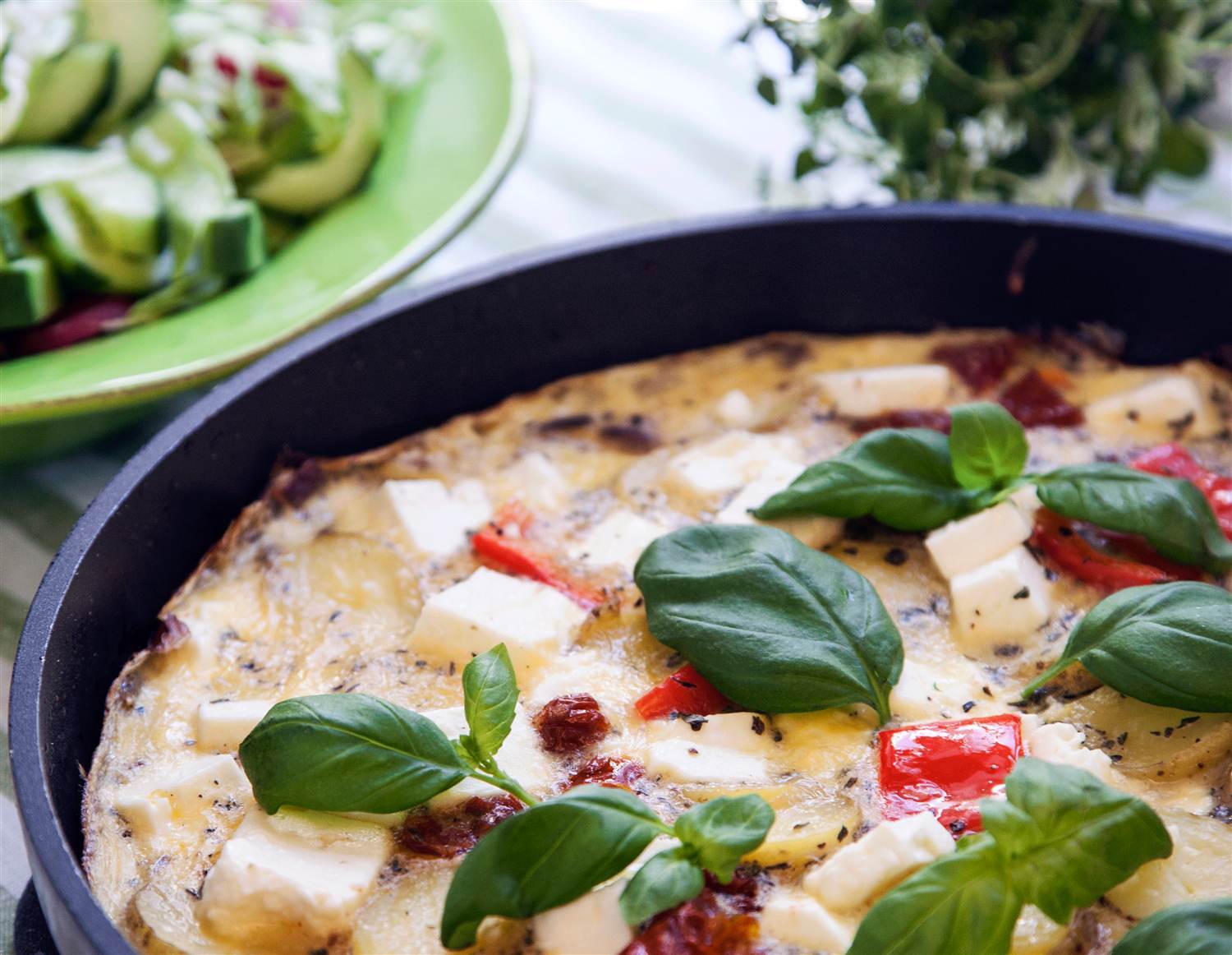 Grönsaksfrittata med soltorkad tomat och fetaost