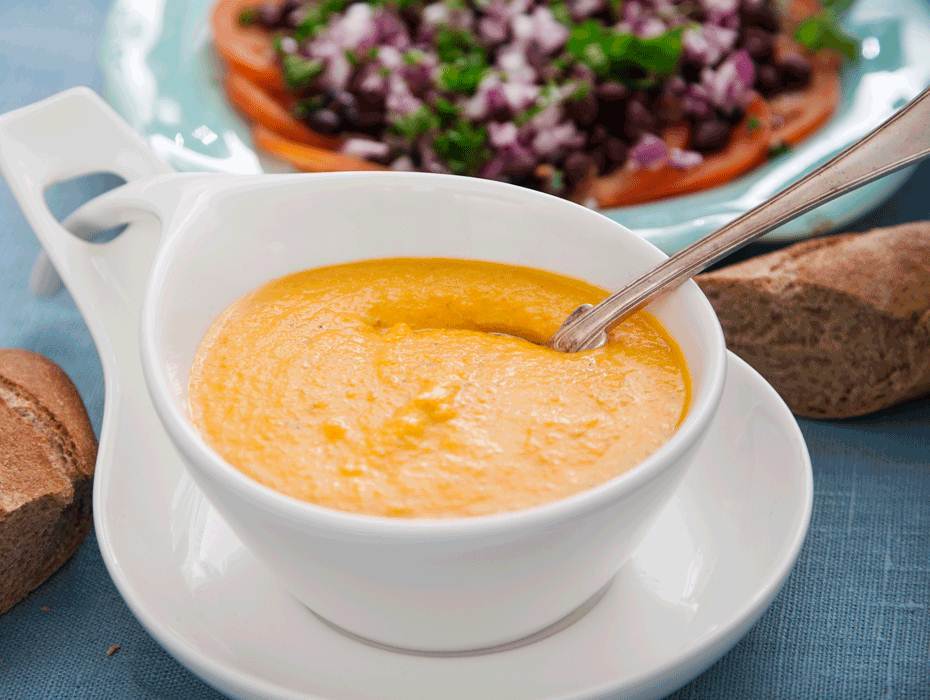 Guldsoppa med varmt bröd och tomatsallad