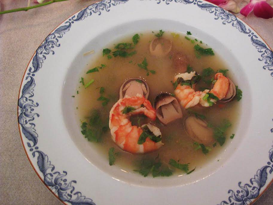 Het och syrlig thaisoppa med kungsräkor