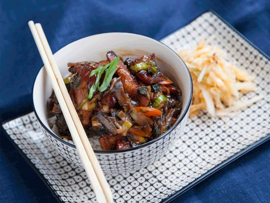 Hot sticky wok med sidfläsk och snabbkimchi