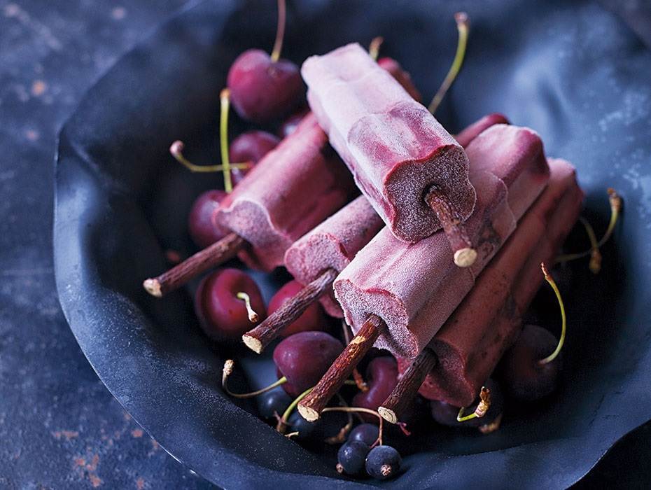 Ice pops med lakrits och körsbär