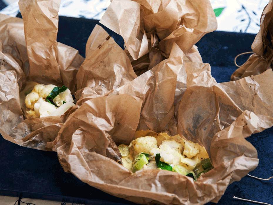 Indiska fiskpaket med blomkål och purjolök