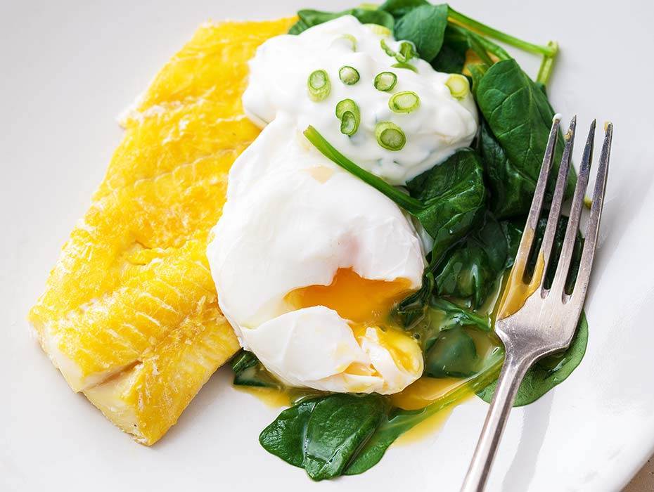 Kolja med spenat och pocherat ägg