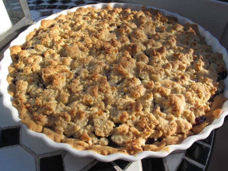 Körsbärspaj med mandelsmul