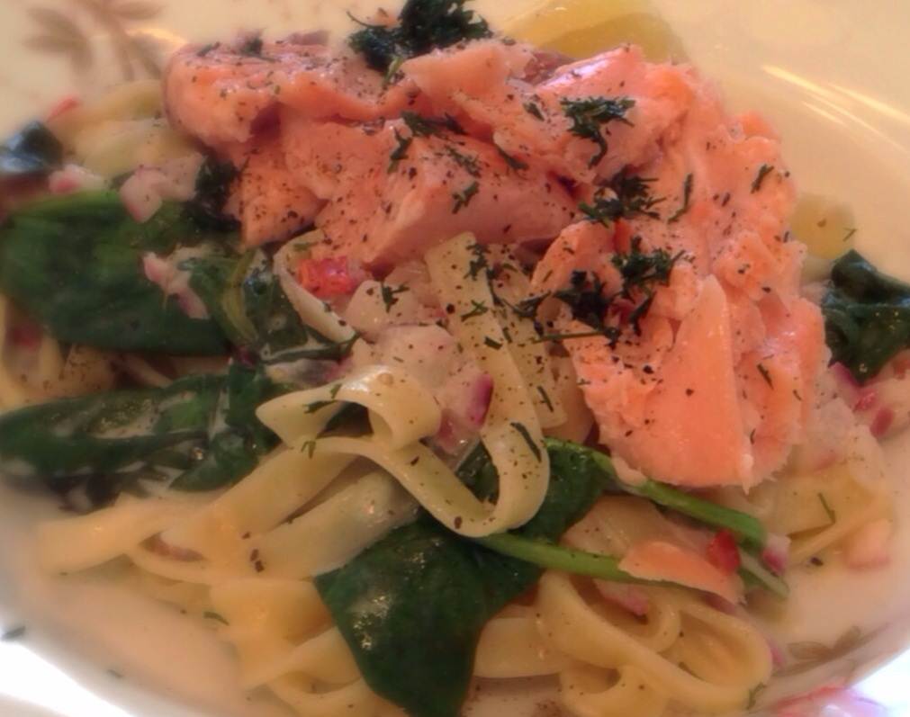 Krämig laxpasta med spenat