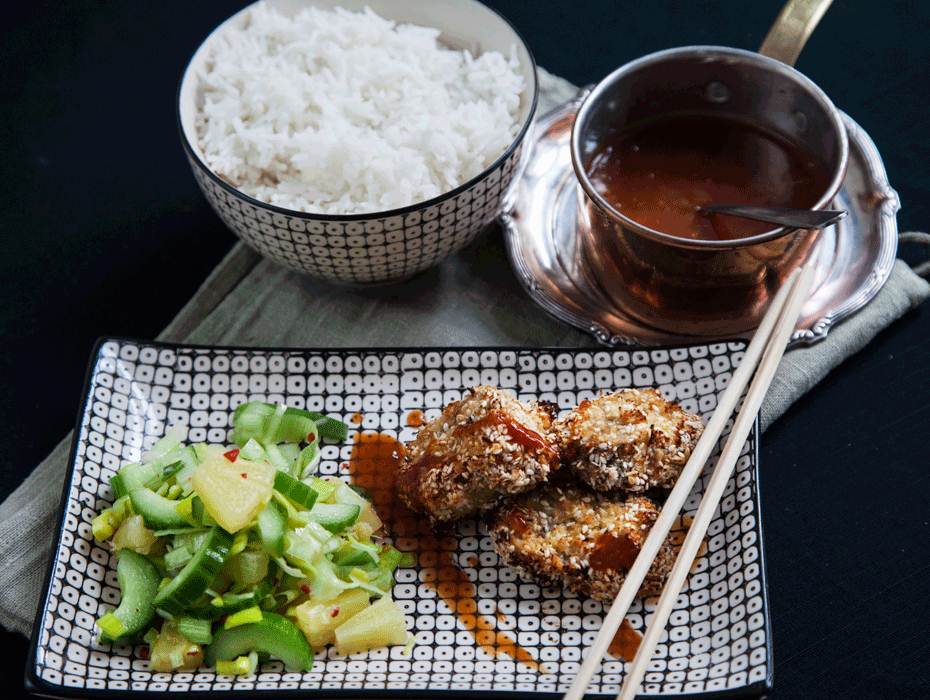 Krispig fläskytterfilé med sötsur sås och gurksallad