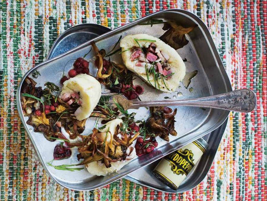 Kroppkakor med smörstekta kantareller, rårörda lingon och brynt timjansmör