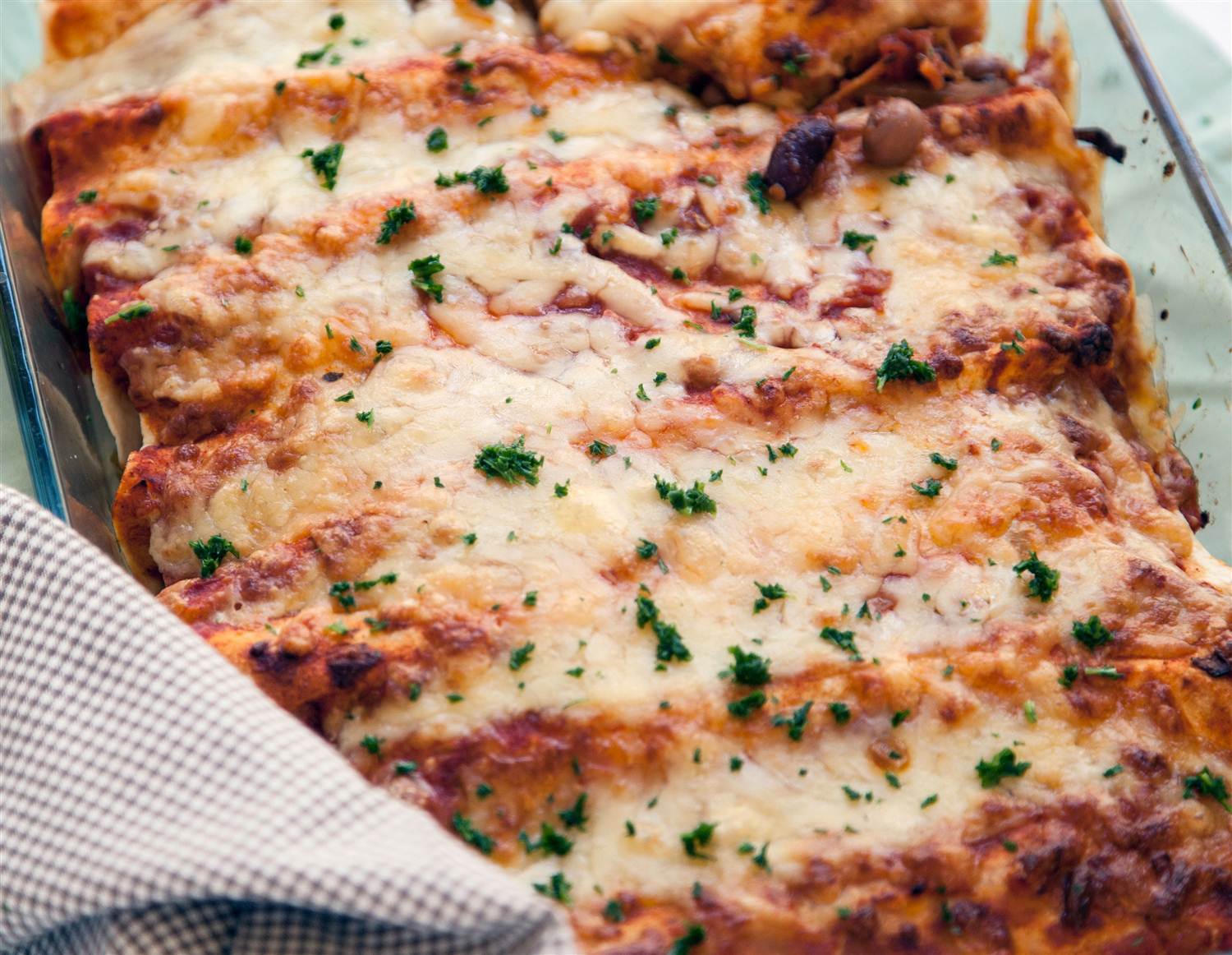 Kryddiga enchiladas med bönchili och tomat- och avokadosallad