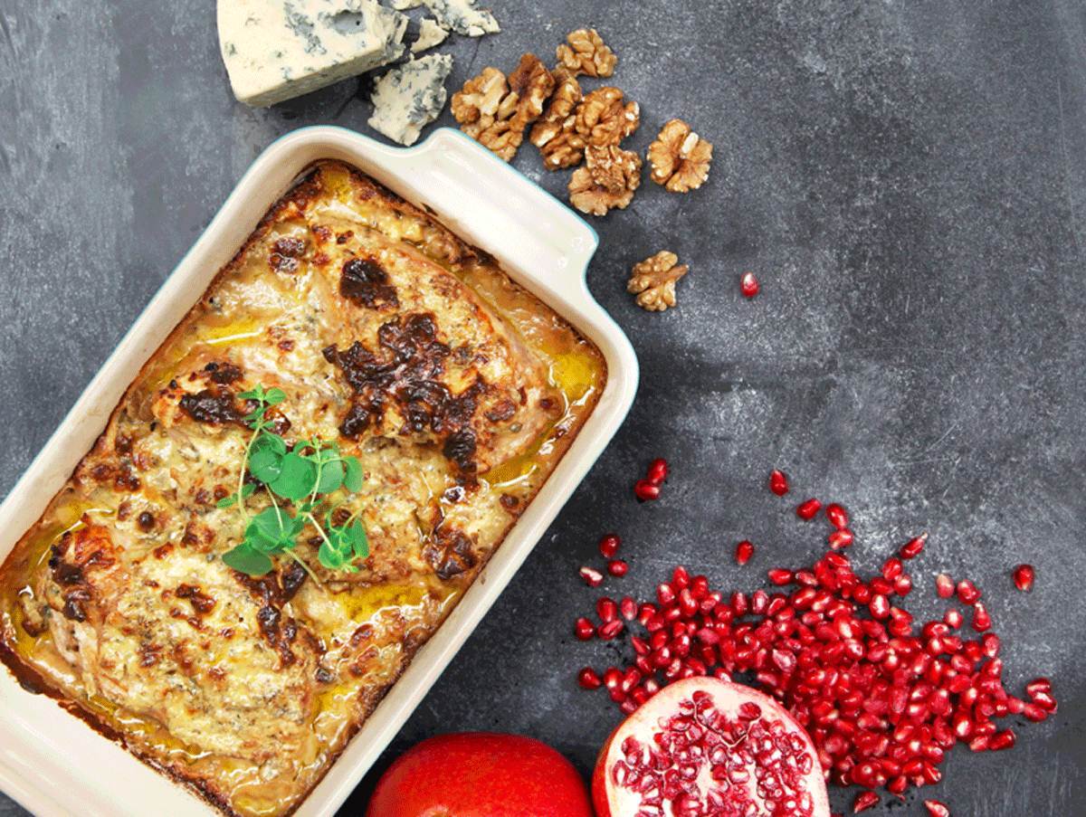 Kyckling med ädelost och granatäppelsallad