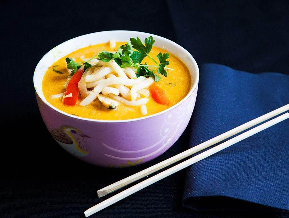 Kyckling och udonnudlar i gul curry