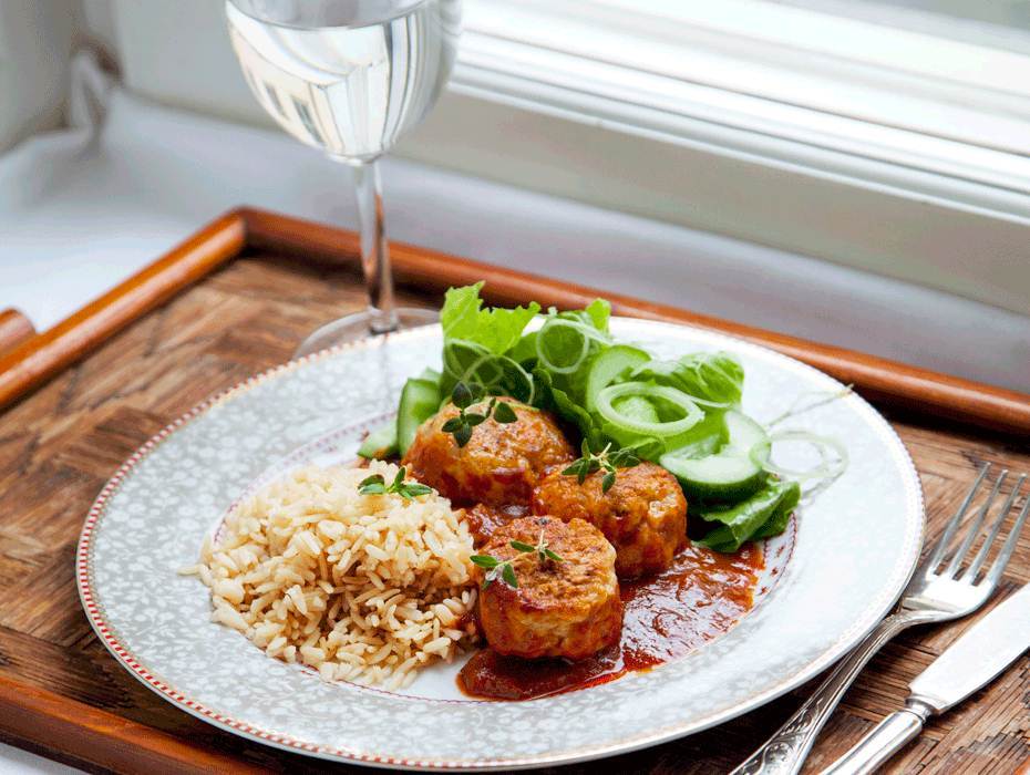 Kycklingfrikadeller i tomatsås med ris
