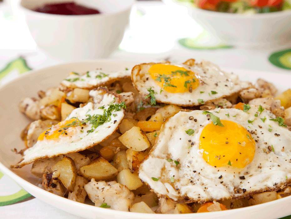 Kycklingpytt med stekt ägg och rödbetor