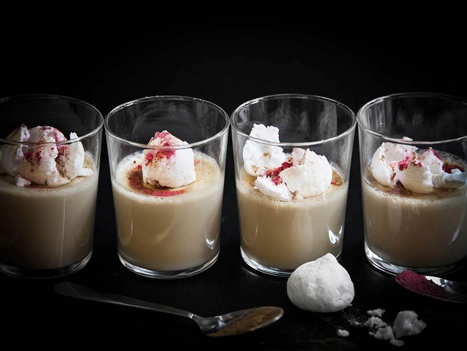 Lakritspannacotta med hallonpulver och lakritsmaränger