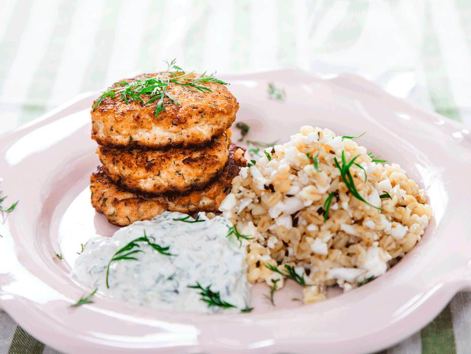 Laxbiffar med dilltzatziki och blomkålsbulgur
