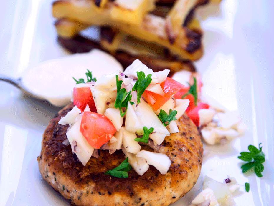 Laxbiffar med frites, kålsallad och västerbottensdip