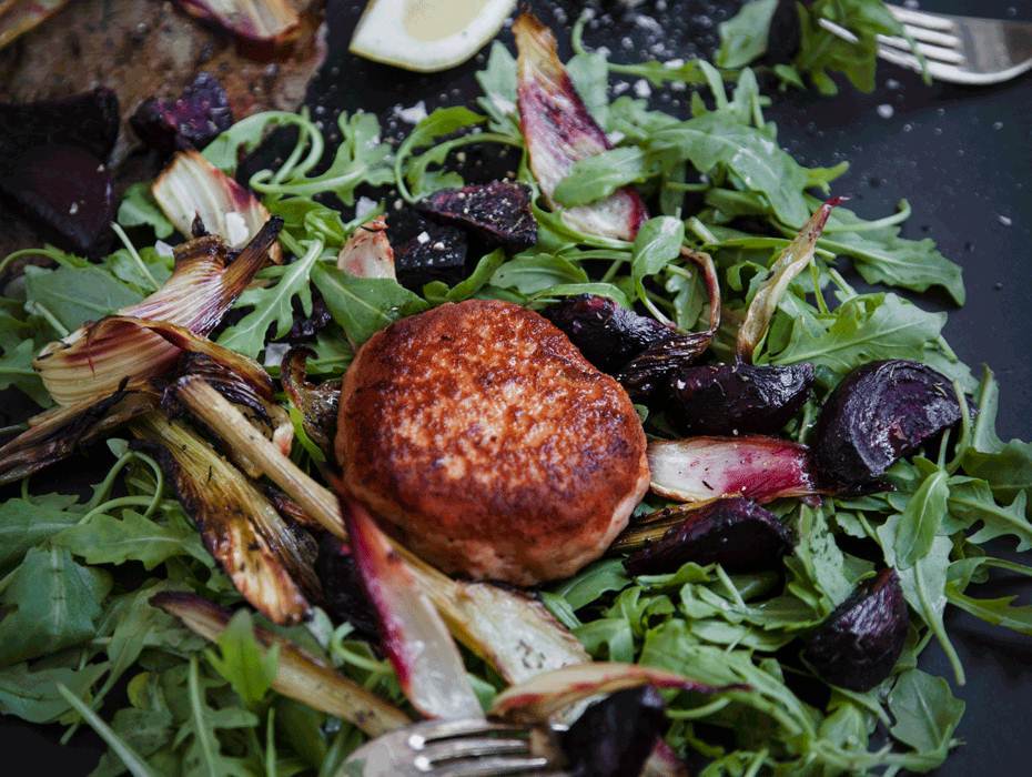 Laxbiffar med getost och honungsrostade rödbetor