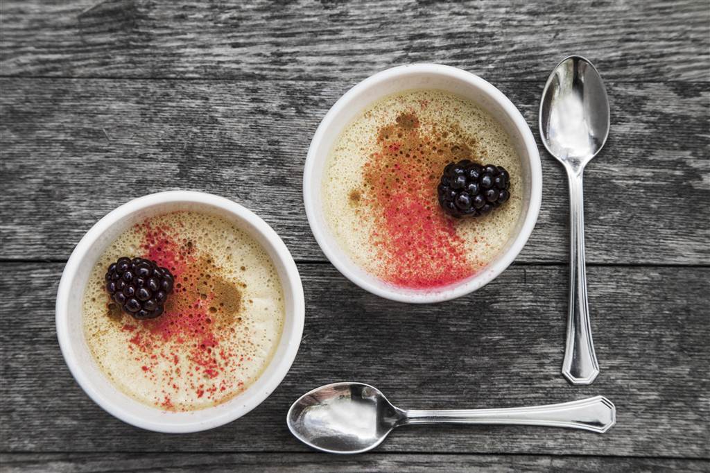 LCHF- Lakritspannacotta med hallonpulver och björnbär