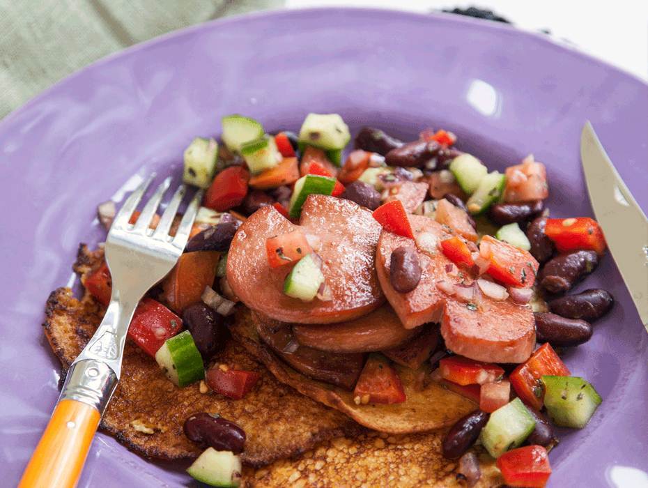 Majsplättar med korvtorn och färgsprakande sallad