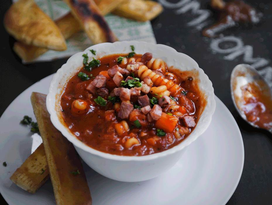 Minestronesoppa med knaprigt bröd