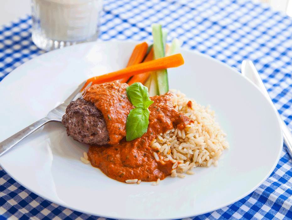 Nötfärsbiffar i krämig tomatsås