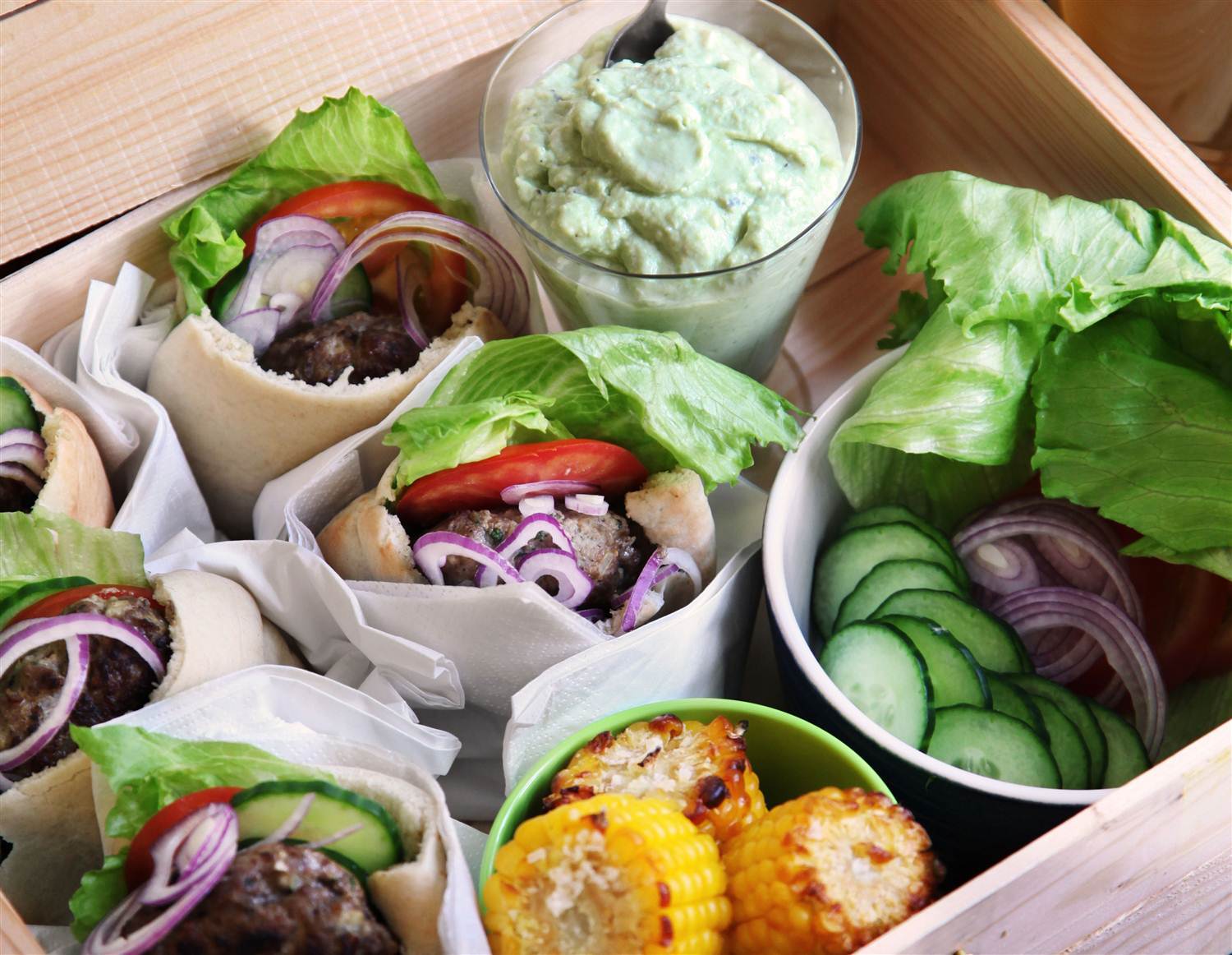 Nötfärsburgare i pitabröd med fetaost- och avokadoröra