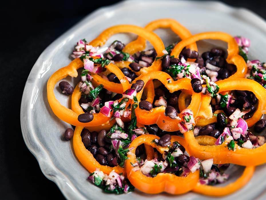Orange paprikasallad med svarta bönor och örtig vinägrett