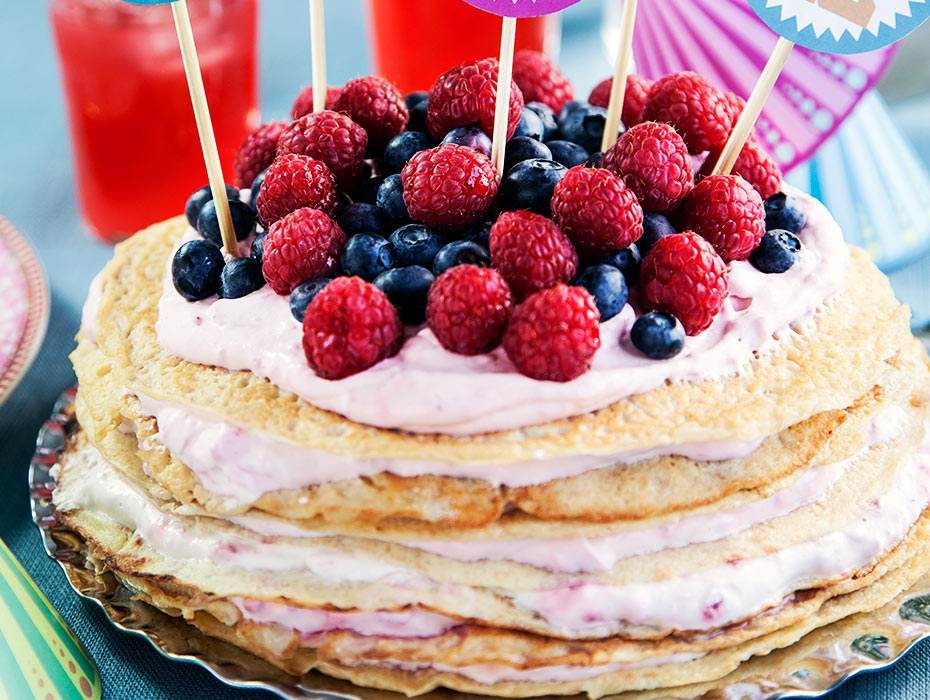 Pannkakstårta med hallongrädde och apelsinsocker