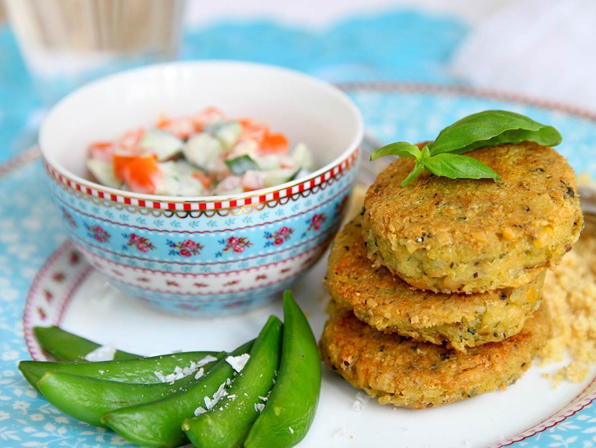 Parmesan- och basilikabiffar med medelhavstzatziki och sockerärtor
