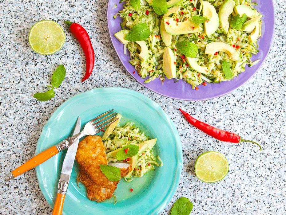 Parmesanpanerad kycklingfilé med het zucchinisallad