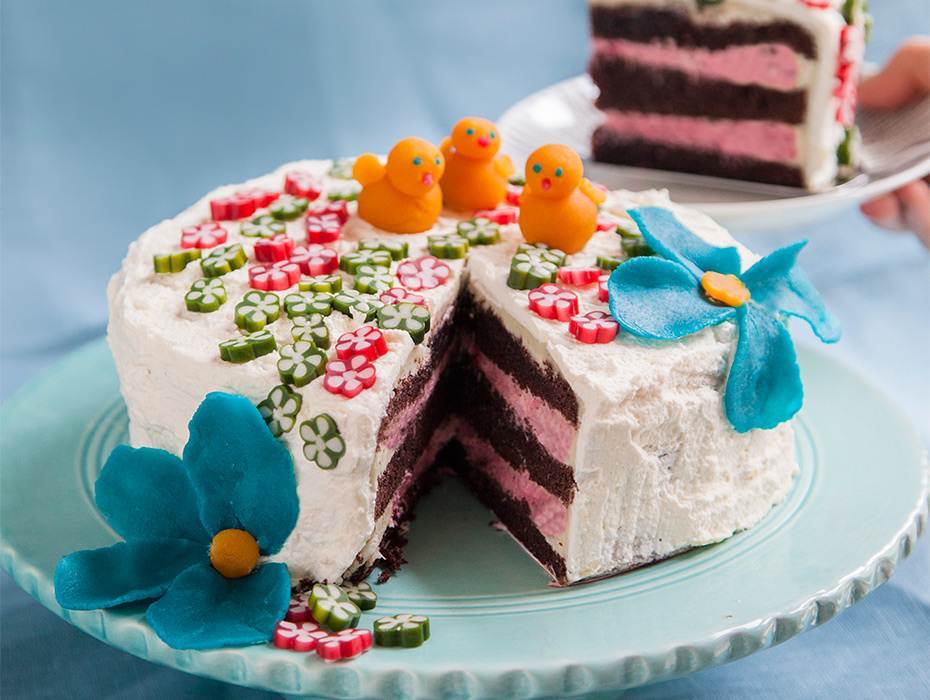 Påsktårta med chokladbotten och hallonmousse