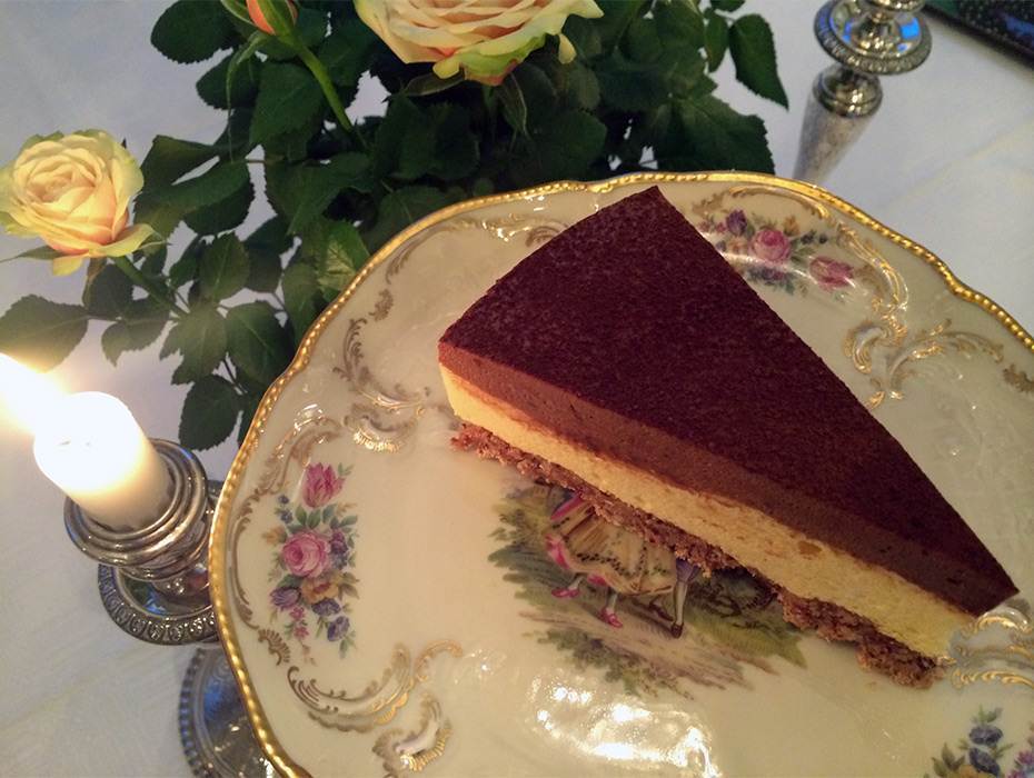 Passionsfrukts- och chokladmoussetårta på mandelbotten