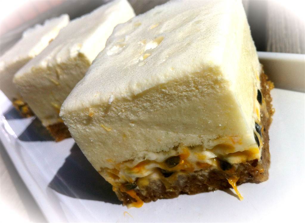 Passionsfruktskaka med kladdig cashewbotten