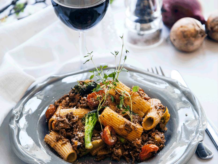 Pasta med nötfärsragu och bakade tomater