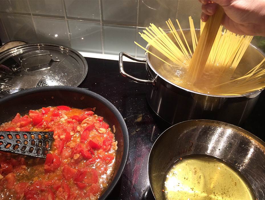 Pasta puttanesca – med sardeller, kapris, tomat och oliver